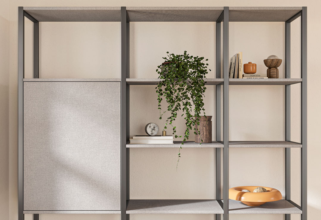 Dettaglio libreria Frame Memì con struttura modulare in metallo, ripiani a giorno e modulo contenitore chiuso integrato